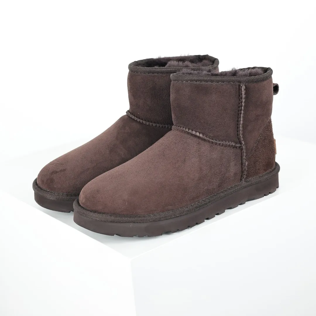 Pick up locally 💰520, core recommendation, good price, UGG Classic Mini mid-tube series, Xiaohongshu hot model, Henan Longfeng leather production, sheepskin and wool integration, top quality in the market, 2-3 cm cashmere insole, keeping warm in winter, suitable for home use. In the new year, uug launched a style series, which is partially biased towards the preferences of young consumers, and has also been at the forefront of fashion trends. Shoe body material, water-repellent coated suede upper 17mm UGGPURE™ implanted wool insole Lightweight non-slip comfortable rubber outsole With brand LOGO Trademark Comes with full packaging Size: 35 36 37 38 39 40